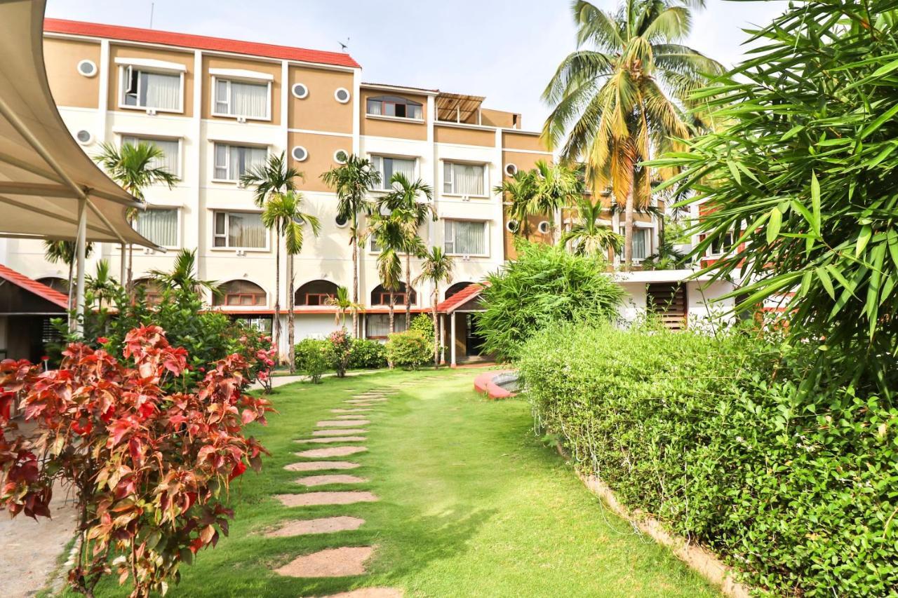 Palette - Holiday Palms Hotel Bangalore Eksteriør billede